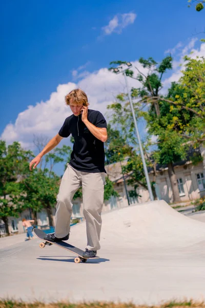 Ung Kille Skateboardåkare Med Långt Hår Skateboard Staden Skatepark Och — Stockfoto