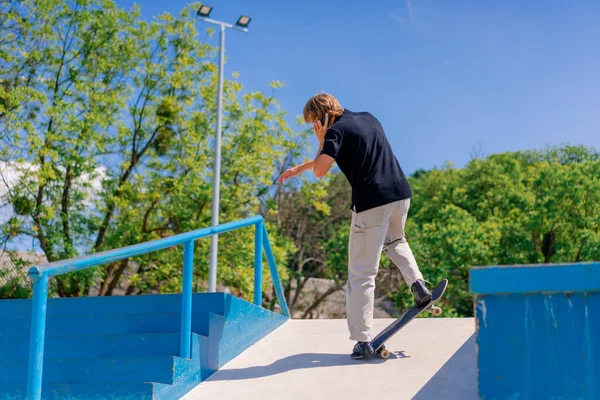 Mladý Kluk Skateboardista Dlouhými Vlasy Skateboarding Městě Skatepark Mluvit Telefonu — Stock fotografie
