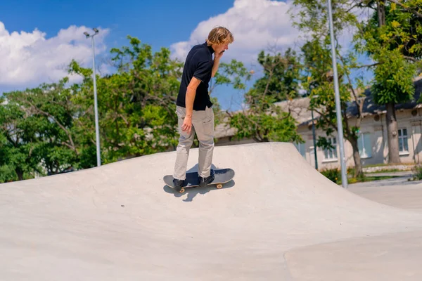 Young Guy Skateboarder Long Hair Skateboarding City Skatepark Talking Phone — Stock Photo, Image