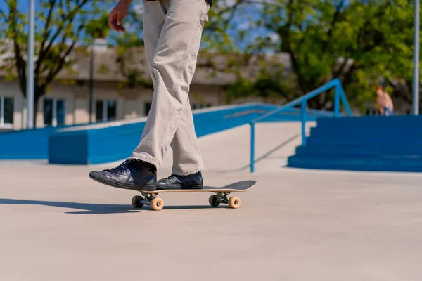 Mladý Kluk Skateboarder Skateboarding Městě Skatepark Vedle Čísla Pro Kaskadérské — Stock fotografie