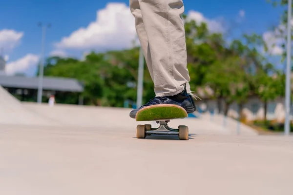 Junger Mann Skateboarder Skateboarding Rund Die Stadt Skatepark Neben Den — Stockfoto