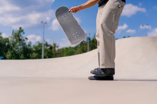 Nahaufnahme Ein Junger Skateboarder Wirft Mit Den Händen Ein Skateboard — Stockfoto