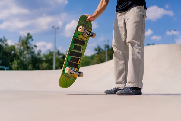Närbild Ung Skateboardåkare Kastar Skateboard Med Händerna Och Försöker Göra — Stockfoto
