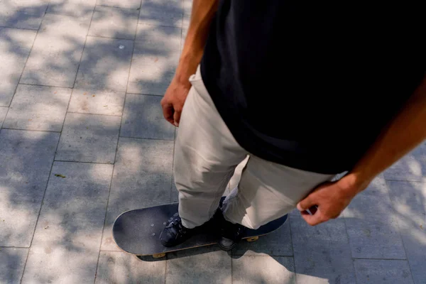 Κοντινό Πλάνο Ενός Νεαρού Σκέιτερ Αγόρι Στέκεται Ένα Skateboard Στην — Φωτογραφία Αρχείου