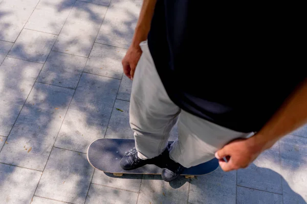 Närbild Ung Pojke Åkare Står Skateboard Banan Skatepark Ovanifrån — Stockfoto