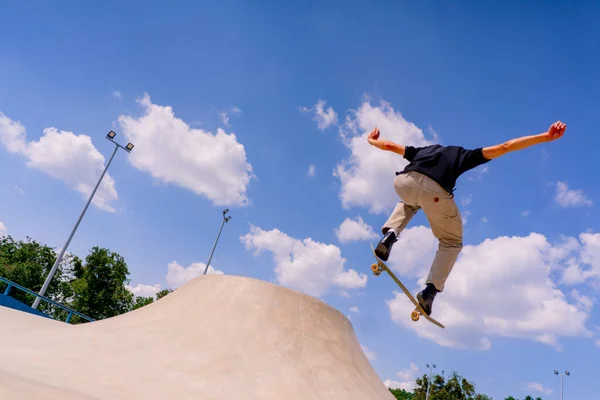 Ein Junger Skater Macht Einen Stunt Rande Eines Skatepools Vor — Stockfoto