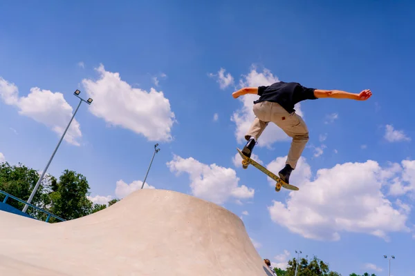 Ein Junger Skater Macht Einen Stunt Rande Eines Skatepools Vor — Stockfoto