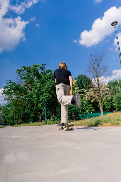 Young Guy Skater Rides Skateboard Path City Park Background Trees — Stock Photo, Image