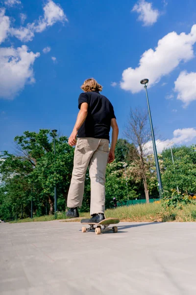 스케이터 나무와 하늘의 배경에 공원의 경로에 스케이트 보드를 — 스톡 사진