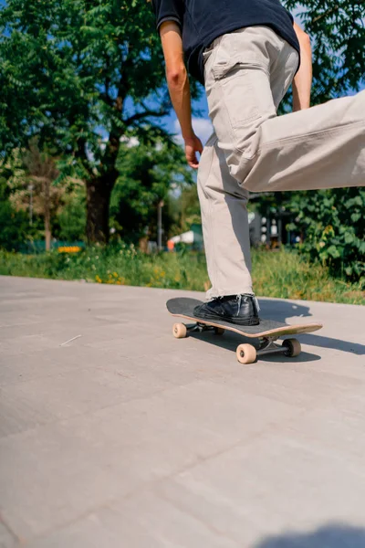 Ung Kille Åkare Rider Skateboard Vägen Till Stadsparken Mot Bakgrund — Stockfoto
