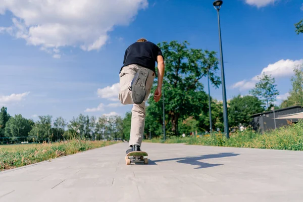 Giovane Pattinatore Cavalca Skateboard Sul Sentiero Del Parco Della Città — Foto Stock