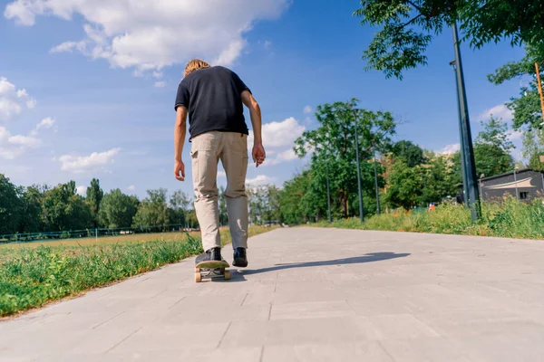 Jovem Skater Cara Monta Skate Caminho Parque Cidade Contra Fundo — Fotografia de Stock