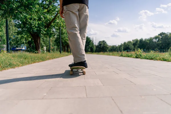 Jovem Skatista Cara Monta Skate Caminho Parque Cidade Contra Fundo — Fotografia de Stock