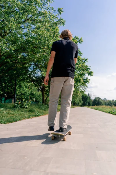 Jovem Skater Cara Monta Skate Caminho Parque Cidade Contra Fundo — Fotografia de Stock