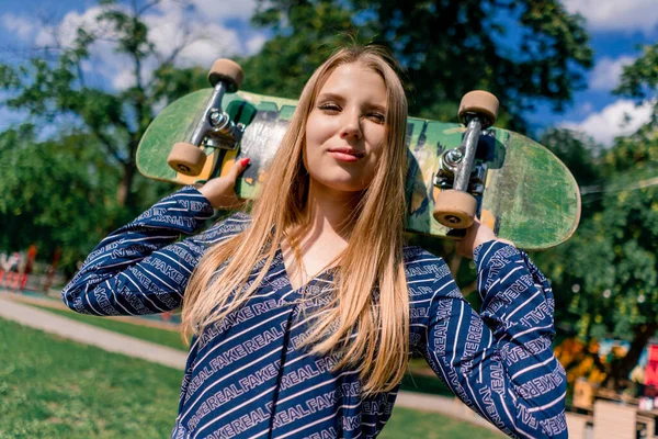 Porträtt Ung Leende Skridskoåkare Flicka Med Långt Hår Hålla Skateboard — Stockfoto