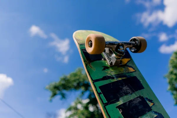Gros Plan Skateboard Skateboarder Tient Dans Main Dans Les Airs — Photo