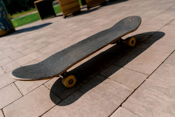Gros Plan Skateboard Qui Trouve Sur Chemin Dans Parc Concept — Photo