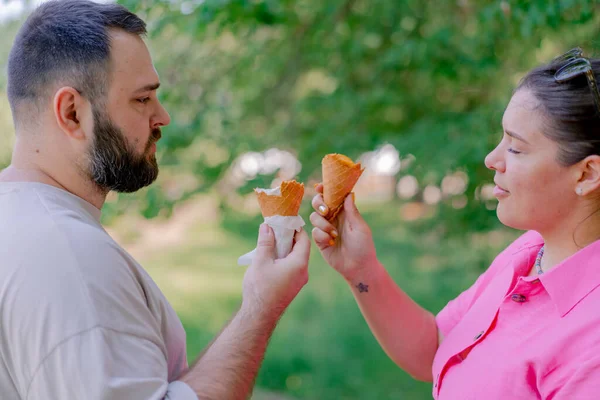 Junges Paar Mann Und Frau Isst Eis Beim Date Park — Stockfoto