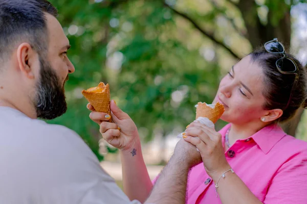 Junges Paar Mann Und Frau Isst Eis Beim Date Park — Stockfoto