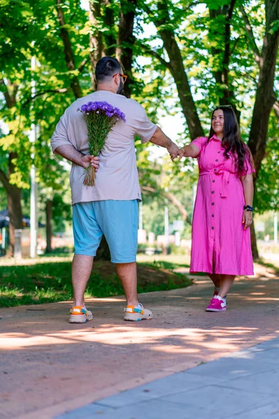 Fiatal Pár Férfi Találkozik Lány Parkban Elrejti Egy Csokor Virág — Stock Fotó