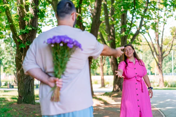 Junger Mann Trifft Mädchen Park Und Versteckt Einen Blumenstrauß Hinter — Stockfoto
