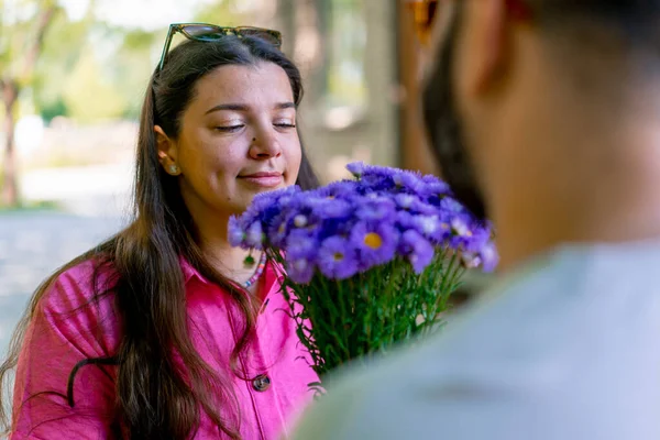 Unga Par Man Ger Bukett Blommor Till Flickan Parken Och — Stockfoto