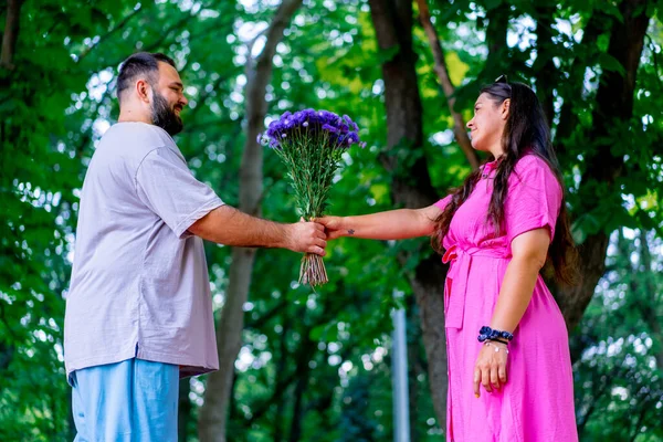 Young Couple Man Gives Bouquet Flowers Girl Park She Happy — Stock Photo, Image