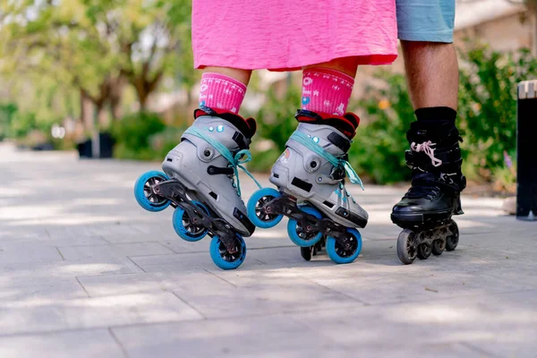 デート中に公園でカップルの男と女性のローラーブレードの足のクローズアップ — ストック写真