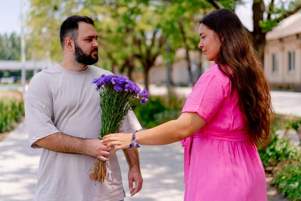 Young Couple Roller Skates Guy Gives Girl Bouquet Flowers Date — Stock Photo, Image