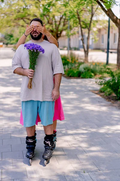 Young Couple Rollerblades Girl Approached Guy Who Holding Bouquet Covered — Stock Photo, Image