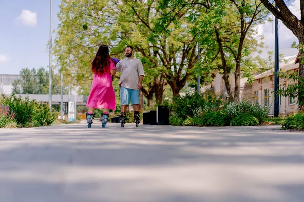 Young Couple Guy Girl Rollerblading Summer City Park While Dating — Stock Photo, Image