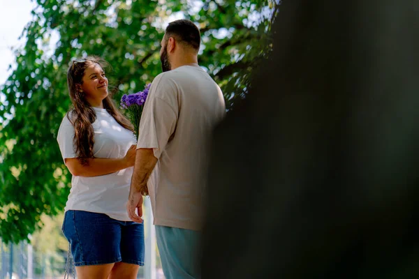 Jong Paar Vrolijk Guy Geven Bloemen Naar Meisje Park Tijdens — Stockfoto
