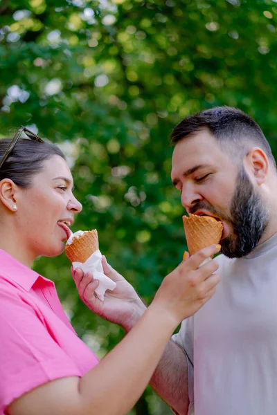 Young Couple Man Woman Eating Ice Cream Date Park Feeding — Stock Photo, Image