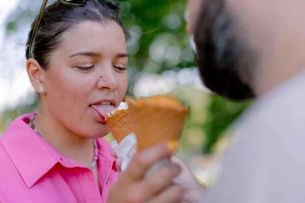 Νεαρό Ζευγάρι Άνδρας Και Γυναίκα Τρώει Παγωτό Κατά Διάρκεια Της — Φωτογραφία Αρχείου