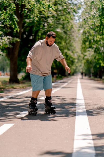 Young Guy Beard Learns Rollerblade City Park Concept Wanting Learn — Stock Photo, Image