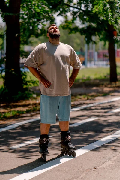 Portret Van Een Jonge Man Moe Van Het Rolschaatsen Tegen — Stockfoto