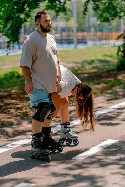 Jong Paar Guy Meisje Rolschaatsen Zomer Stad Park Terwijl Dating — Stockfoto