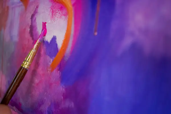 Nahaufnahme Einer Künstlerin Mit Einem Pinsel Die Ölfarbe Auf Ein — Stockfoto