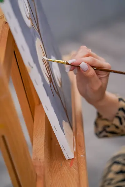Nahaufnahme Eines Künstlers Pinselt Ölfarbe Auf Ein Gemälde Das Auf — Stockfoto