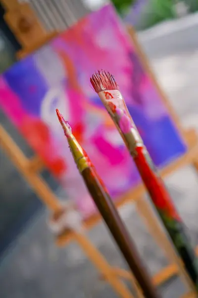 Nahaufnahme Einer Künstlerin Mit Einem Pinsel Die Ölfarbe Auf Ein — Stockfoto