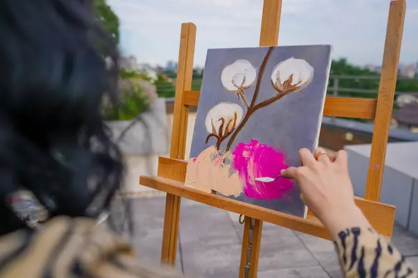Ένα Νεαρό Κορίτσι Καλλιτέχνης Ζωγραφίζει Εικόνα Ένα Πινέλο Έναν Καμβά — Φωτογραφία Αρχείου