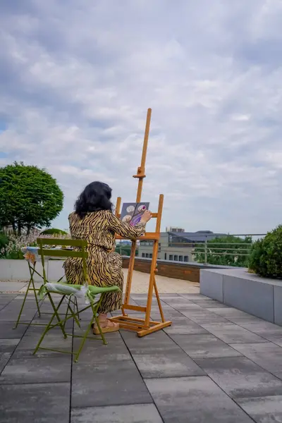 Ένα Νεαρό Κορίτσι Καλλιτέχνης Ζωγραφίζει Εικόνα Ένα Πινέλο Έναν Καμβά — Φωτογραφία Αρχείου