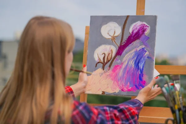 Eine Junge Künstlerin Malt Ein Bild Mit Einem Pinsel Auf — Stockfoto