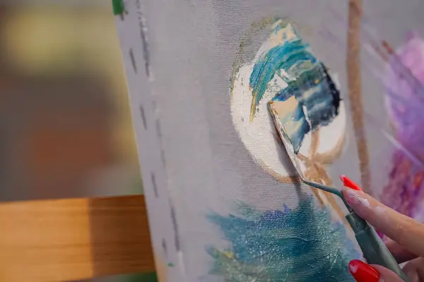 Eine Nahaufnahme Eines Malspachtels Der Ölfarbe Auf Ein Gemälde Aufträgt — Stockfoto