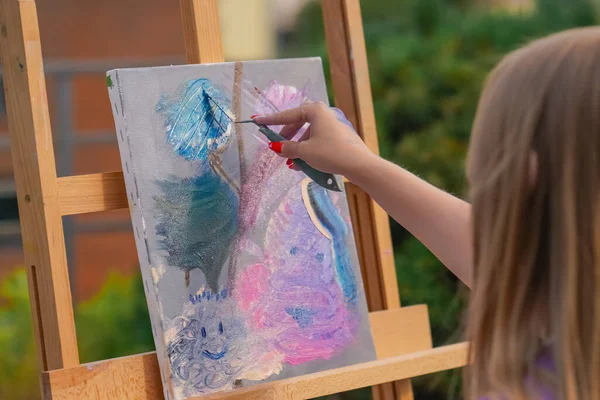 在绘画创作过程中 一名女画家用喷头喷涂油画的特写镜头 — 图库照片