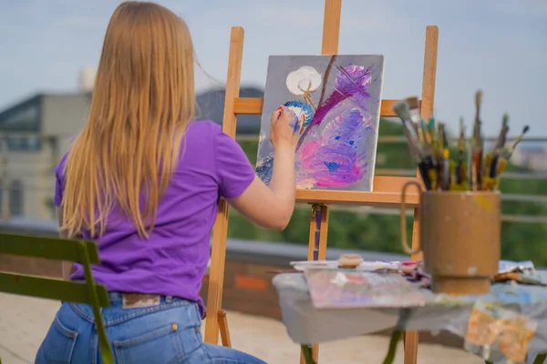 Eine Junge Künstlerin Malt Ein Bild Mit Einem Pinsel Auf — Stockfoto