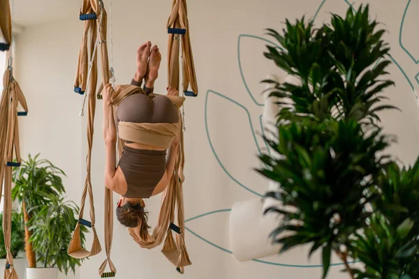Una Giovane Istruttrice Esegue Esercizi Fly Yoga Aria Con Testa — Foto Stock