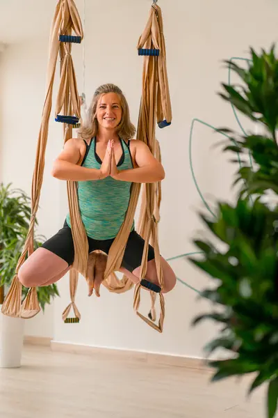 Fylligt Leende Kvinna Utför Övningar Luften Flyga Yoga Dukar Hobby — Stockfoto