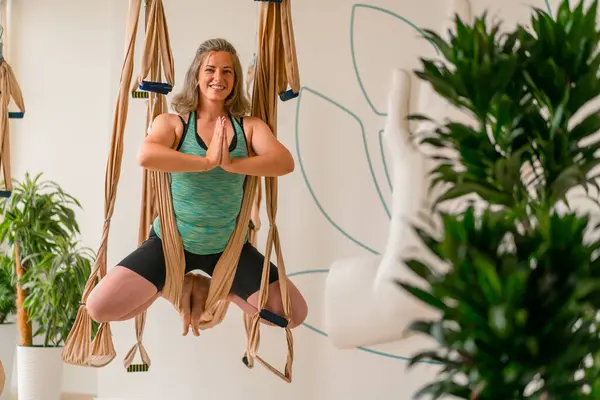 Fylligt Leende Kvinna Utför Övningar Luften Flyga Yoga Dukar Hobby — Stockfoto