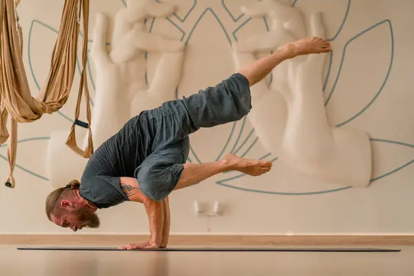 Vuxen Man Med Yogi Skägg Gör Handstand Från Yoga Vacker — Stockfoto